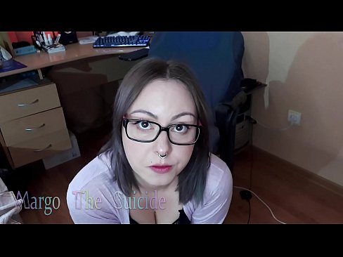 ❤️ Neska sexy betaurrekoekin dildoa zurrupatzen du kameraren aurrean ❤️ Super sexua gugan ☑